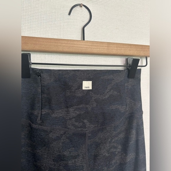 Vuori Womens Gray Camoflauge Elevation Legging 24” Size XS Stretch Gym Yoga Run - Picture 2 of 5